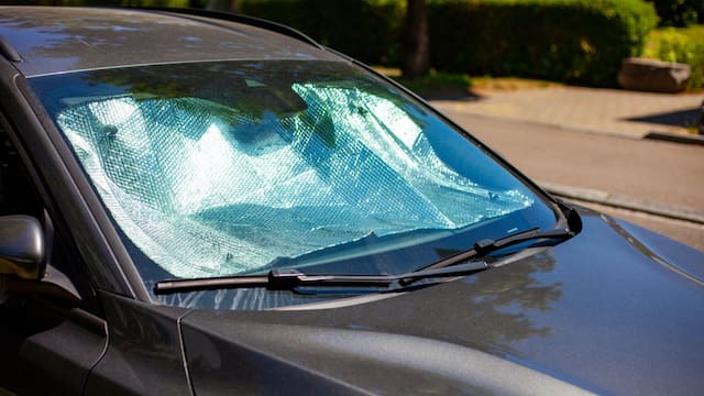 La mejor manera de bajar la temperatura del interior del coche, según un estudio