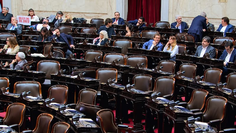 El Gobierno logró bloquear el quórum y frenó la ofensiva opositora contra el megadecreto.