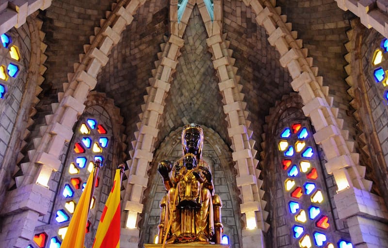 La figura de la Mare de Déu de Montserrat ocupa un lugar central en este santuario, rodeada de formas simbólicas y luz natural.