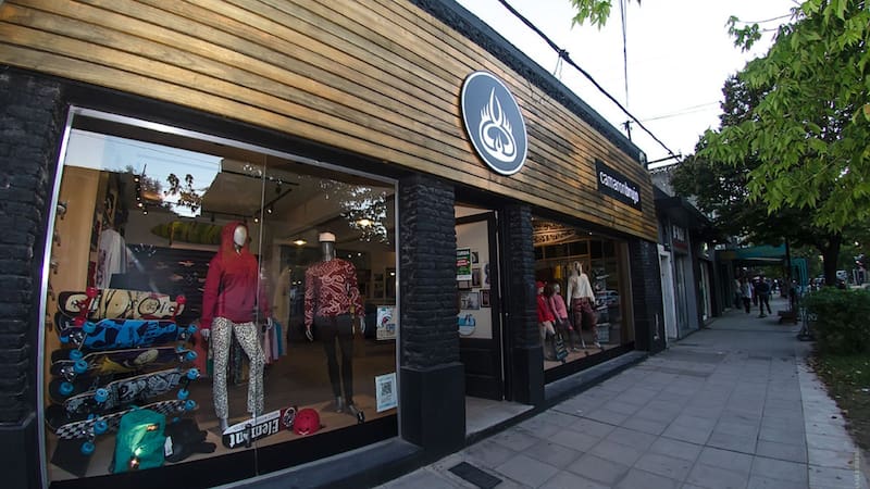La empresa Camarón Brujo es referente indiscutido de la moda y ropa para surfistas a nivel nacional.