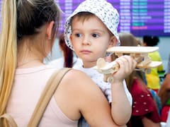 Es oficial | El Gobierno autorizó a menores de edad a salir del país sin la autorización de ambos padres: en qué casos