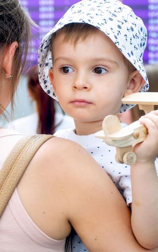 Es oficial | El Gobierno autorizó a menores de edad a salir del país sin la autorización de ambos padres: en qué casos