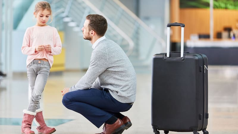 Cambia la Ley de Migraciones: desde febrero, los padres deberán hacer un nuevo trámite para salir del país con menores de edad. Foto: Shutterstock