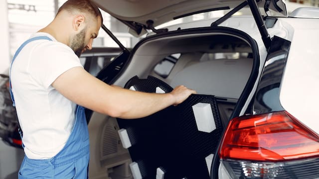 Cambia la Ley de Tráfico: el objeto que todos llevaban en el auto desde los 90 ya no puede usarse