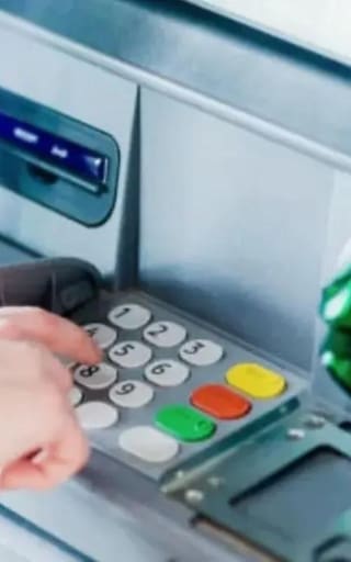 Cambian los cajeros automáticos: esto es lo que se debe hacer sí o sí antes de poner la tarjeta