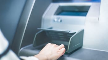 Cambian los cajeros automáticos: Hacienda multará a quienes ingresen o retiren dinero en efectivo de esta manera