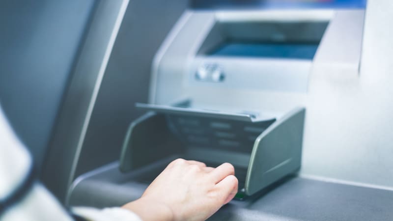 Cambian los cajeros automáticos: Hacienda multará a quienes ingresen o retiren dinero en efectivo de esta forma.