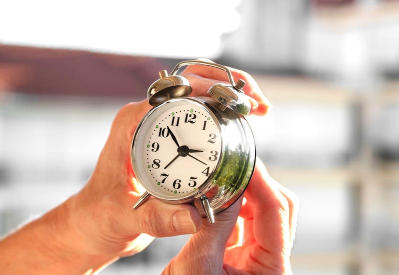 La fecha establecida para el cambio será el domingo 1 de noviembre de 2026. A las 2:00 a. m., los relojes deberán retrasarse una hora y pasar nuevamente a la 1:00 a. m.