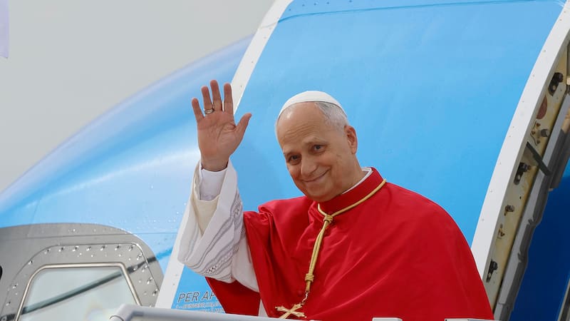 El papa León XIV saluda a su llegada al aeropuerto de Adolfo Suárez Madrid-Barajas, este sábado, para iniciar su primera visita apostólica a España hasta el 12 de junio.