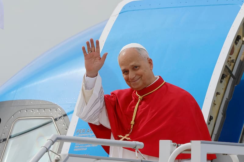 El papa León XIV saluda a su llegada al aeropuerto de Adolfo Suárez Madrid-Barajas, este sábado, para iniciar su primera visita apostólica a España hasta el 12 de junio.