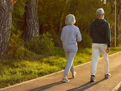 Caminar 15 minutos después de comer: por qué lo recomiendan los científicos y para qué sirve