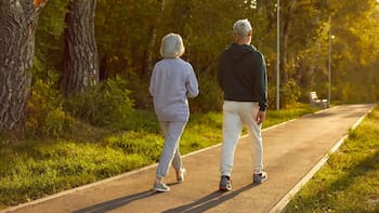 Caminar 15 minutos después de comer: por qué lo recomiendan los científicos y para qué sirve