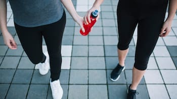 Expertos coinciden: cuántas veces a la semana hay que salir a caminar para quemar calorías y perder 10 kilos en un año