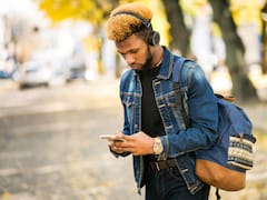 Ya es oficial | Por una orden del gobierno, todas las personas que caminen con el celular en la mano serán multadas de inmediato aunque solo estén mirando la hora