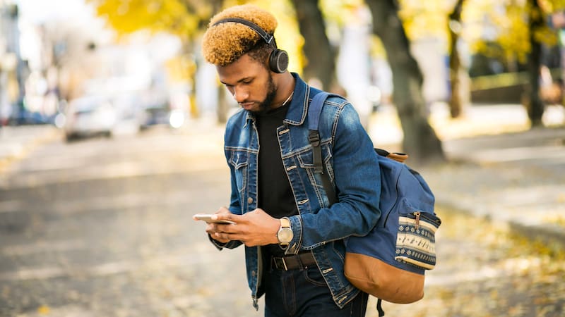 En esta ciudad, caminar mirando el celular mientras se cruza la calle es ilegal desde el 2017, año en el que se aprobó una ordenanza municipal que se conoce como “Distracted Walking Law”.