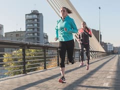 Caminar no sirve: una científica biomédica afirma que los 10 mil pasos al día son “una pérdida de tiempo”