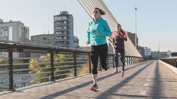 Caminar no sirve: una científica biomédica afirma que los 10 mil pasos al día son “una pérdida de tiempo”