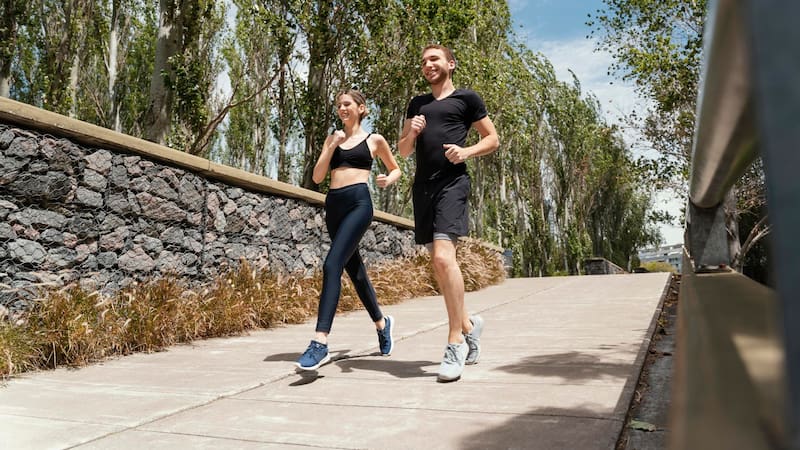 Caminar no sirve: una científica biomédica afirma que los 10 mil pasos al día son “una pérdida de tiempo”. Foto: Freepik