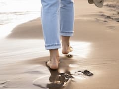 Caminar por arena seca o mojada: qué recomiendan los expertos y tiene menos riesgos