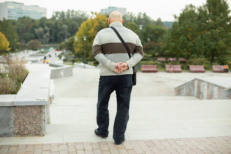 La caminata puede beneficiar a las articulaciones. Fuente: Shutterstock.