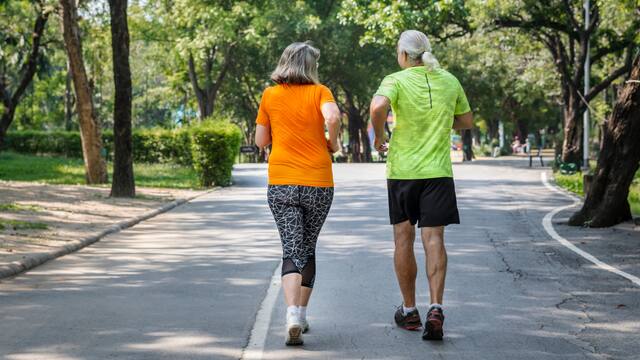 Los entrenadores coinciden: estos dos ejercicios son ideales a los 60 años y ofrecen más beneficios que caminar 20 minutos