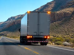 Qué significa que un camión ponga las balizas en la ruta y por qué es fundamental saber cómo actuar