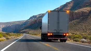 Qué significa que un camión ponga las balizas en la ruta y por qué es fundamental saber cómo actuar