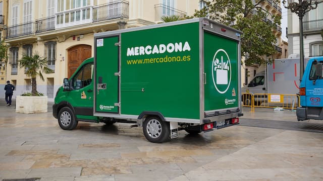 Mercadona busca mecánicos para mantener sus flotas de camiones: sueldos de hasta 2300 euros al mes