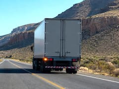 Qué significa que un camión ponga el guiño en la ruta y por qué es fundamental saber cómo actuar