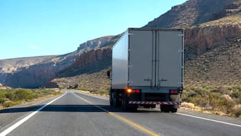 Qué significa que un camión ponga el guiño en la ruta y por qué es fundamental saber cómo actuar