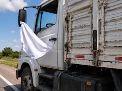 Un pedazo de tela colgada de un camión: qué significa este gesto y por qué todos los conductores deben respetarlo