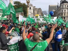 Nuevo golpe del Gobierno a los sindicatos: recortó la base de cálculo de los aportes
