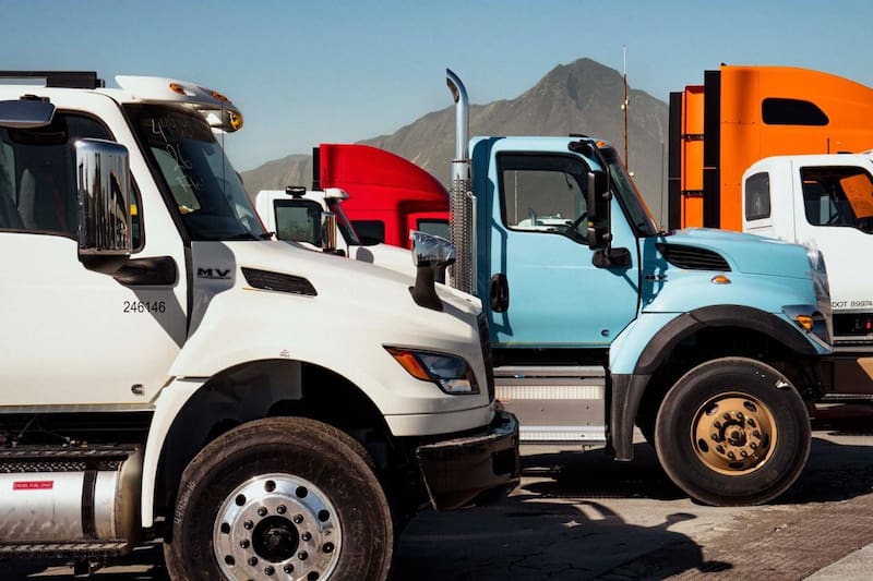 El DMV de California es presionado por el Departamento de Transporte para dar de baja las licencias de camioneros inmigrantes.