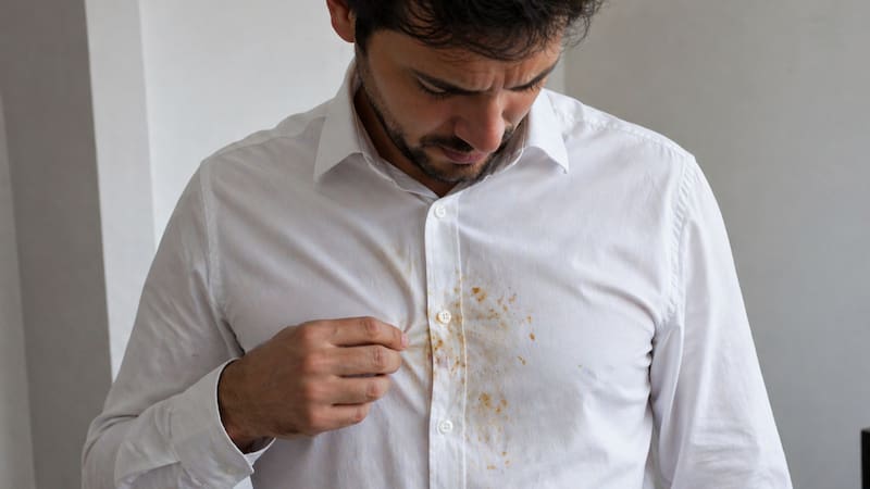 Un truco casero para eliminar manchas de aceite en la ropa que pocos conocen y brinda una solución práctica y rápida.