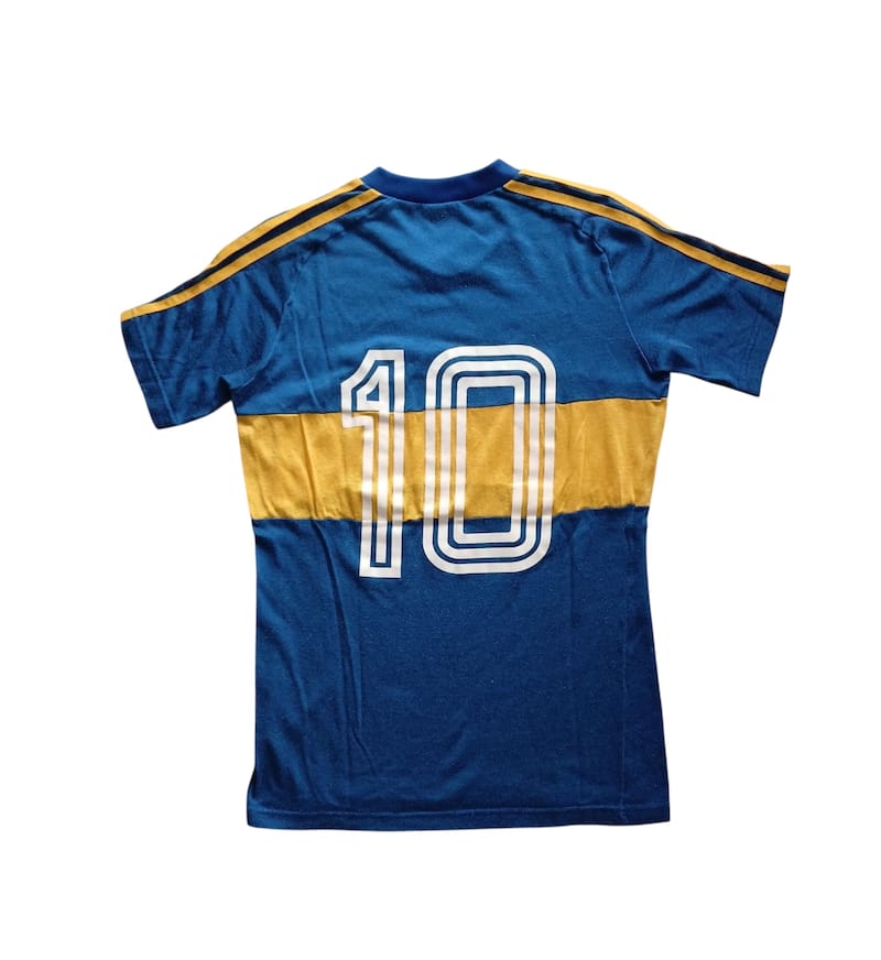 La camiseta tiene el 10 "rayado" que Maradona usó al inicio del Metropolitano; luego, el uniforme tendría números grandes y de cuerina