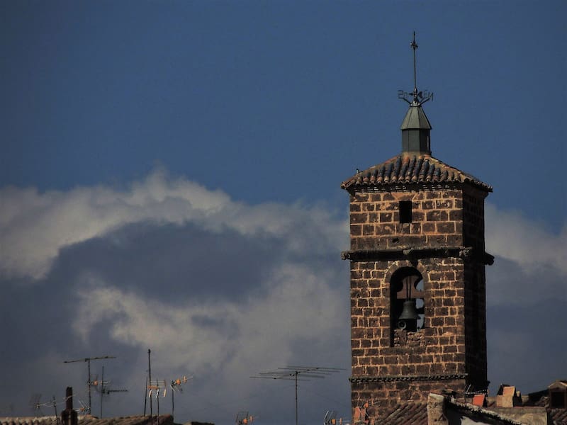 Letur conserva calles estrechas, casas encaladas y arcos de piedra de tradición árabe.