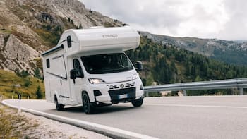 La mejor camper pensada para familias numerosas: esta van de Etrusco cuenta con 6 plazas para descansar