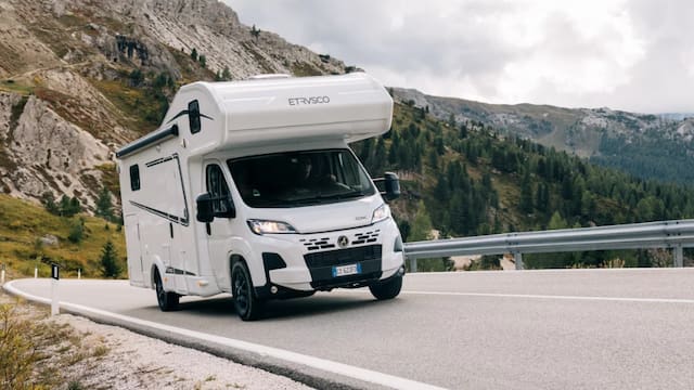 La mejor camper pensada para familias numerosas: esta van de Etrusco cuenta con 6 plazas para descansar