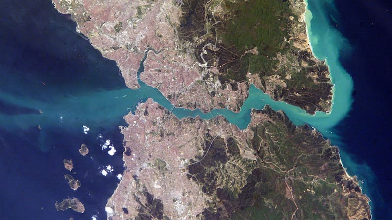 El proyecto del Canal de Estambul apunta a conectar el Mar Negro con el Mar de Mármara mediante una vía artificial paralela al histórico Estrecho del Bósforo. Imagen: Wikimedia Commons.