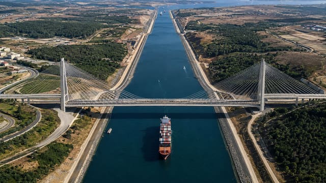 El megacanal artificial con el que esta potencia busca redefinir el comercio global: 45 km, 20,75 metros de profundidad y hasta 160 barcos al día