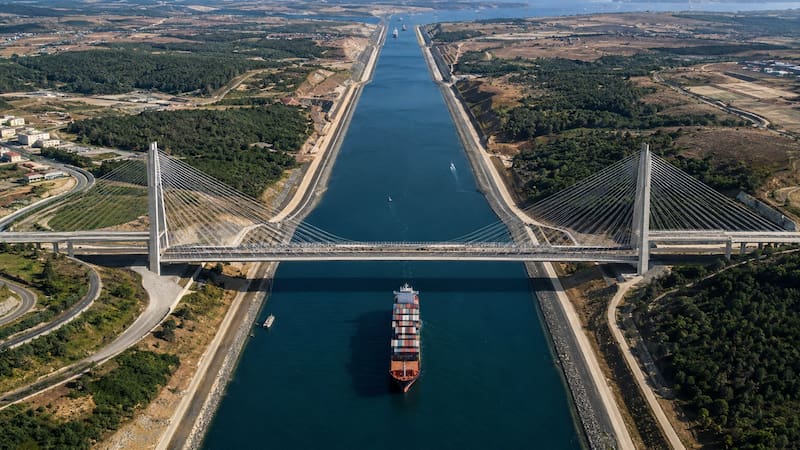 El megacanal artificial con el que esta potencia busca redefinir el comercio global: 45 km, 20,75 metros de profundidad y hasta 160 barcos al día