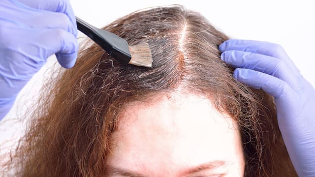 Cómo teñir las canas con tintes naturales y sin perjudicar el cabello: la fórmula perfecta para restaurar el color y ocultar las imperfecciones