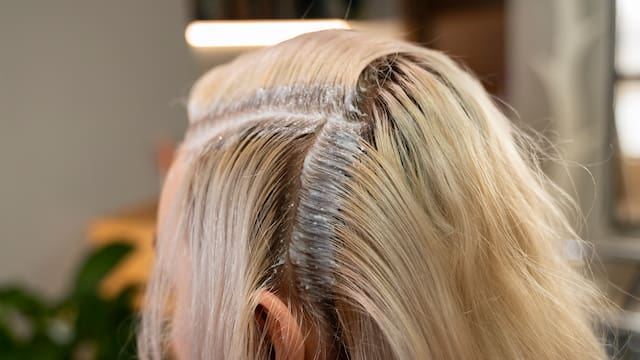 Cómo cubrir las canas en poco tiempo: la mezcla casera que ayuda a recuperar el brillo y el color con solo dos ingredientes