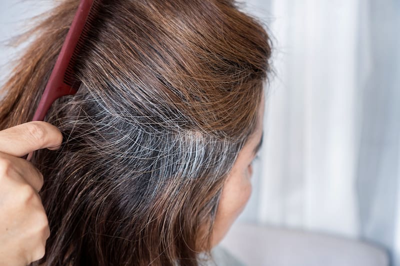 El llamado “Milagro en gotas” es un aceite capilar que ganó popularidad como alternativa natural para cubrir canas sin usar tintura. Fuente: Shutterstock