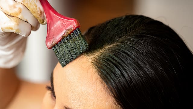 Se despiden las canas para siempre: el tinte casero ideal que cubre imperfecciones y devuelve el color natural del cabello