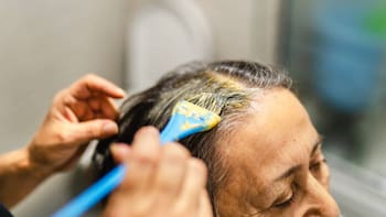 Adiós a las canas para siempre: así funciona el spray barato que vende Walmart a menos de 120 pesos para quitar el pelo blanco en segundos