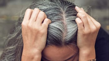 Adiós a las canas para siempre: la combinación casera sin tinturas y químicos para restaurar el color del cabello