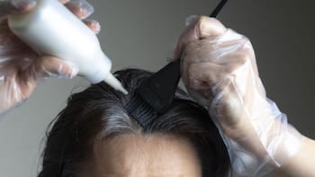 Por qué y cómo eliminar las canas para siempre: la mezcla casera libre de tinturas y químicos para recuperar el color del cabello