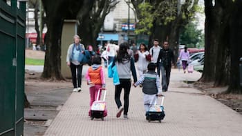 Cuánto cuesta criar un hijo en la Argentina y a qué edad es más caro, según el INDEC