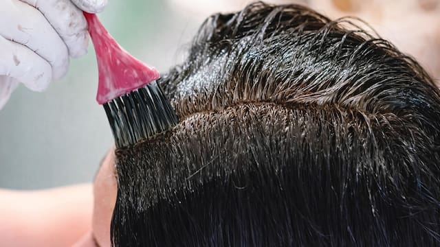 Cómo eliminar las canas para siempre: la fórmula casera libre de tinturas y químicos para recuperar el color del cabello